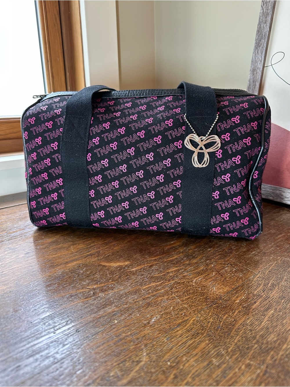 TNA Aritzia Black And Pink Canvas Sports Tote Bowler Bag With Hangtag - Picture 3 of 13